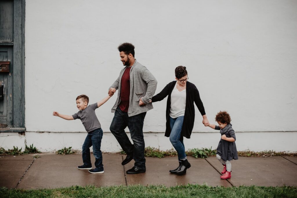 Famille de quatre personnes qui marchent