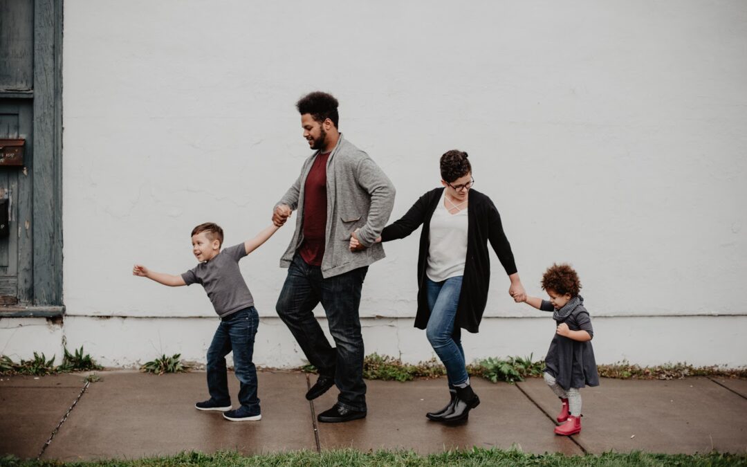 Famille de quatre marchant